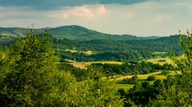 Zamanlaması: Güneşli bir günde Beskid Dağları manzarası.