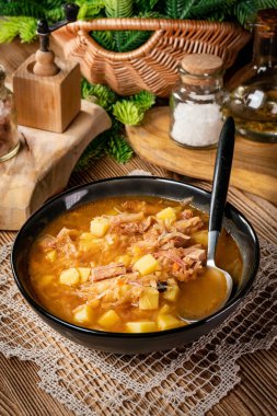 Geleneksel Rus çorbası, ahşap masada lahana..