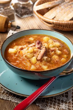 Ahşap masada geleneksel lahana çorbası..