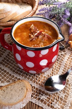 Ahşap masada geleneksel lahana çorbası..