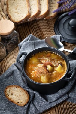 Geleneksel Rus ekşi lahana çorbası ahşap masada. Seçici odak.