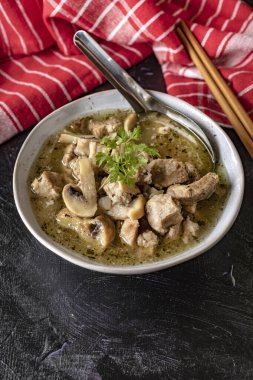 Domuz eti ve kase mantar çorbası.