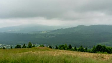 Beskid Dağlarının bulutlu tepeleri.
