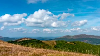 Güz mevsiminde Bieszczady Dağları 'ndaki Zaman Hızı Görüntüsü. Polonyumda Renkli Çimen. Bulutlar ve gölgeler hareket ediyor.