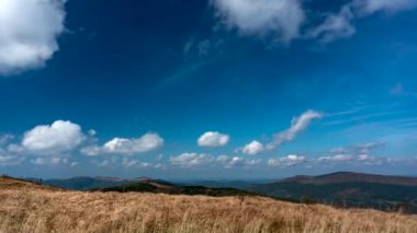 Güz mevsiminde Bieszczady Dağları 'ndaki Zaman Hızı Görüntüsü. Polonyumda Renkli Çimen. Bulutlar ve gölgeler hareket ediyor.