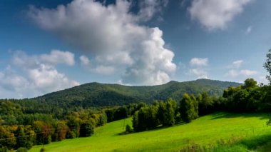 Güz mevsiminde Bieszczady Dağları 'ndaki Zaman Hızı Görüntüsü. Polonyumda Renkli Çimen. Bulutlar ve gölgeler hareket ediyor.