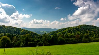 Güz mevsiminde Bieszczady Dağları 'ndaki Zaman Hızı Görüntüsü. Polonyumda Renkli Çimen. Bulutlar ve gölgeler hareket ediyor.