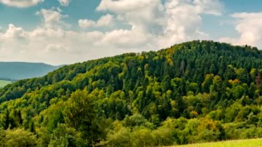 Güz mevsiminde Bieszczady Dağları 'ndaki Zaman Hızı Görüntüsü. Polonyumda Renkli Çimen. Bulutlar ve gölgeler hareket ediyor.