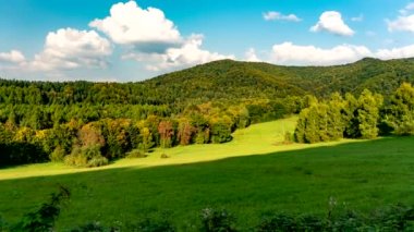 Güz mevsiminde Bieszczady Dağları 'ndaki Zaman Hızı Görüntüsü. Polonyumda Renkli Çimen. Bulutlar ve gölgeler hareket ediyor.