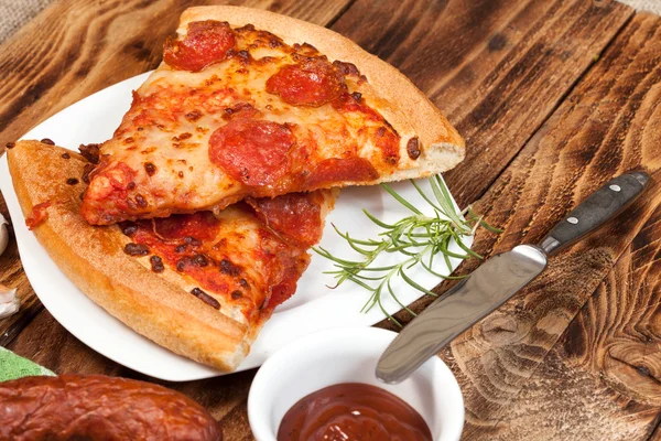 Two pieces of pizza. — Stock Photo, Image
