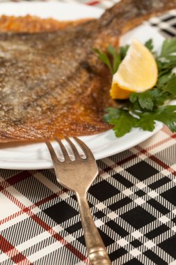 Kızarmış pisi balığı. seçici odak.