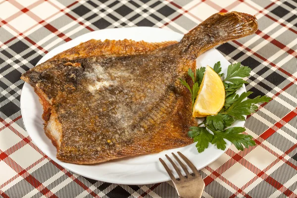 Kızarmış pisi balığı. seçici odak.