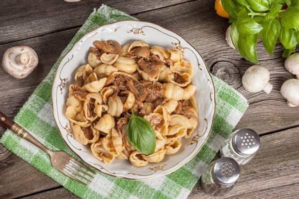 Pork stew with mushrooms, basil and red pepper. — Stock Photo, Image