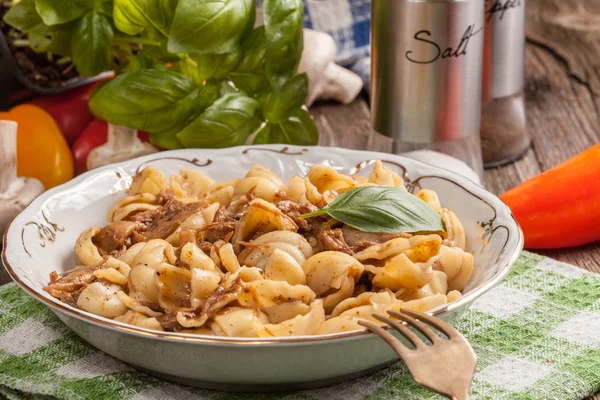 Stufato di maiale con funghi, basilico e peperoncino . — Foto Stock