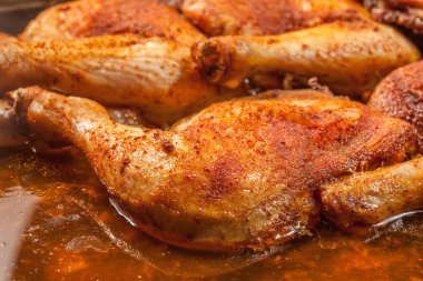 Kızarmış tavuk bacağı.