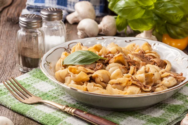 Pork stew with mushrooms, basil and red pepper. — Stock Photo, Image