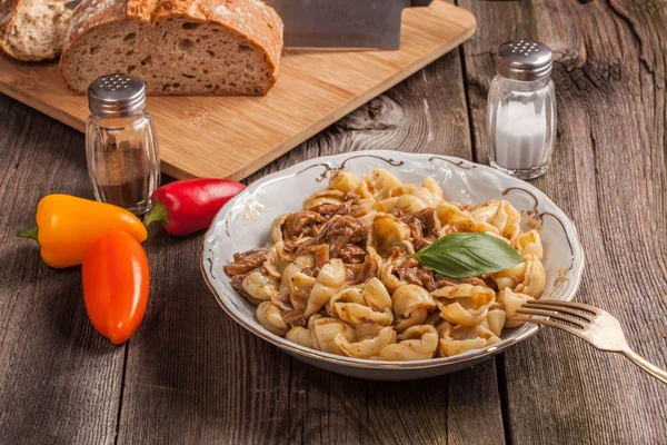 Stufato di maiale con funghi, basilico e peperoncino . — Foto Stock