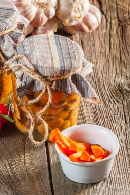 Marine edilmiş mantarlar.