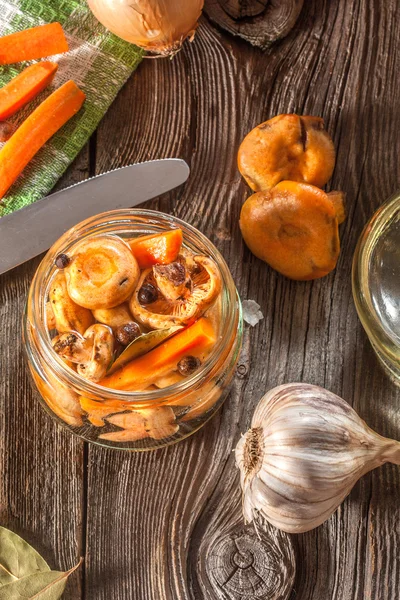 Marinierte Champignons. — Stockfoto