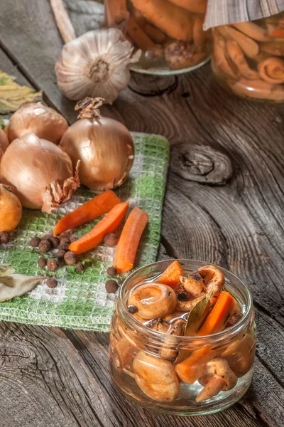 Marinierte Champignons. — Stockfoto