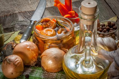 Marine edilmiş mantarlar.