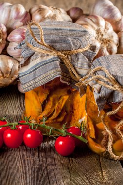 Marine edilmiş mantarlar.