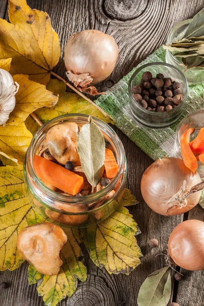 Gemarineerde paddestoelen. — Stockfoto