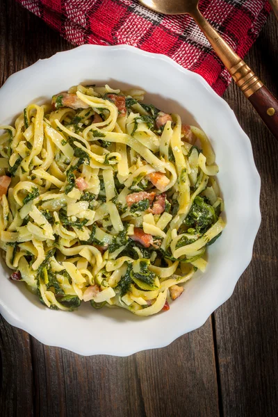 Spaghetti with spinach and bacon. — Stock Photo, Image
