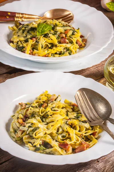 Spaghetti with spinach and bacon. — Stock Photo, Image