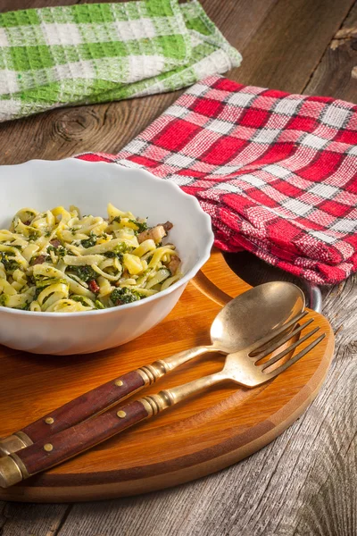 Spaghetti with spinach and bacon. — Stock Photo, Image