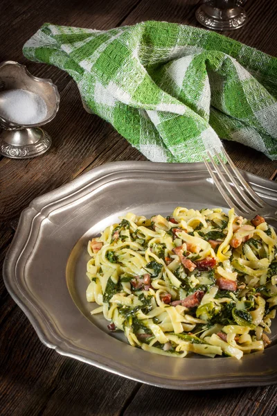 Spaghetti with spinach and bacon. — Stock Photo, Image