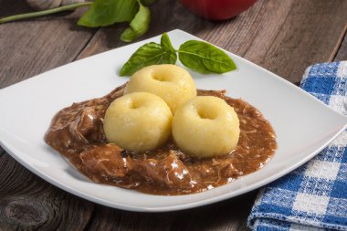 Domuz eti soslu köfte. Seçici odak.