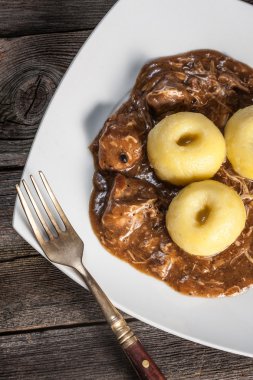 Domuz eti soslu köfte. Seçici odak.