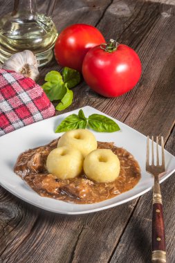 Domuz eti soslu köfte. Seçici odak.