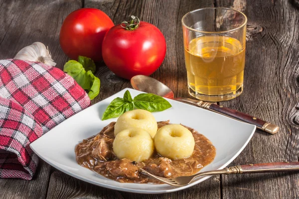 Gnocchi con salsa di maiale. Focus selettivo . — Foto Stock