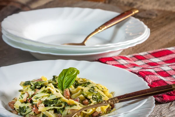 Spaghetti with spinach and bacon. — Stock Photo, Image