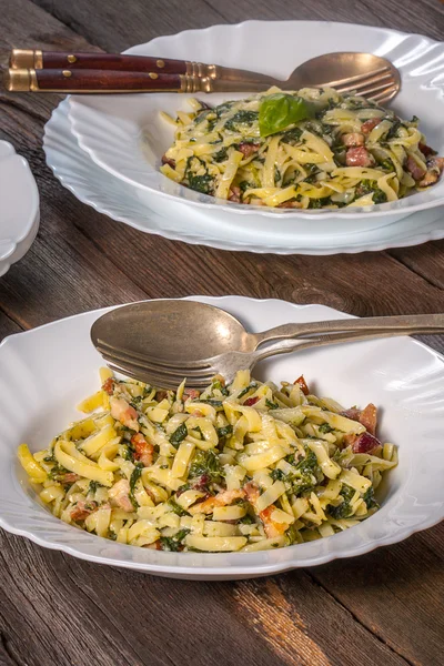 Spaghetti with spinach and bacon. — Stock Photo, Image