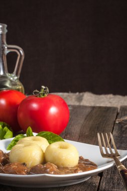 Domuz eti soslu köfte. Seçici odak.