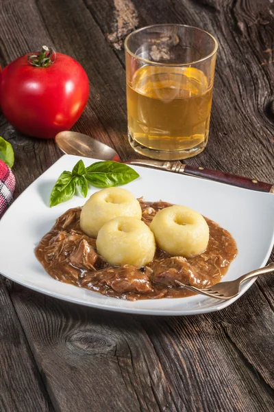 Domuz eti soslu köfte. Seçici odak.