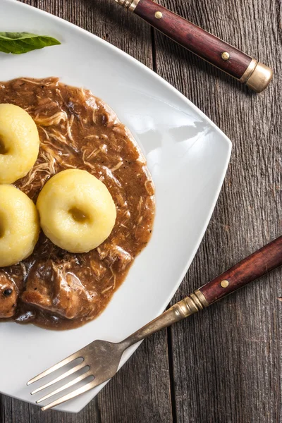 Domuz eti soslu köfte. Seçici odak.