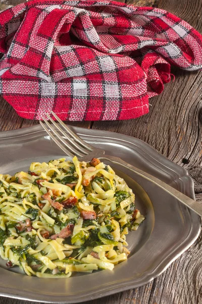 Spaghetti with spinach and bacon. — Stock Photo, Image