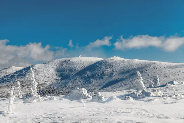 Cabana de montanha no topo de Snow Cirques na Polônia . — Fotografia de Stock