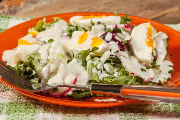 Salada com ovo, rabanete e pepino . — Fotografia de Stock