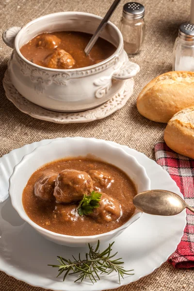 Gehaktballen in de saus. — Stockfoto