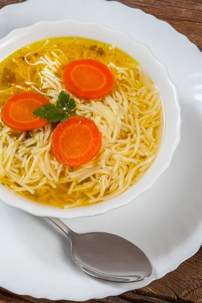 Caldo - sopa de pollo con fideos . — Foto de Stock