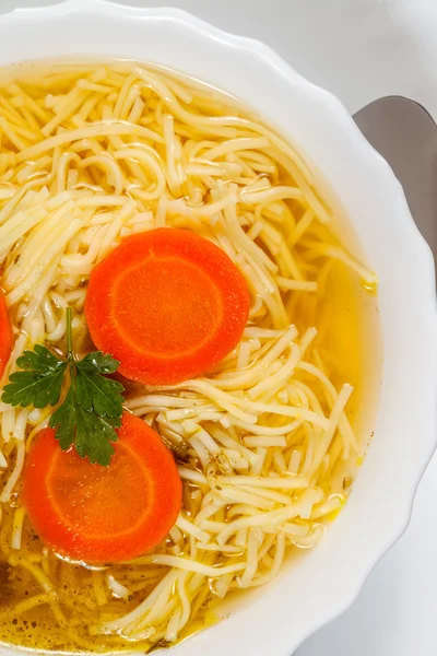 Brodo - minestra di pollo con tagliatelle . — Foto Stock