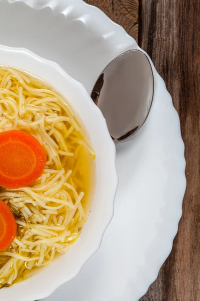 Brühe - Hühnersuppe mit Nudeln. — Stockfoto