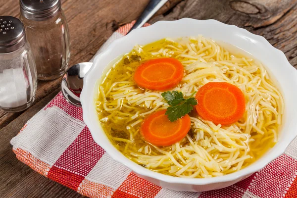 Brodo - minestra di pollo con tagliatelle . — Foto Stock