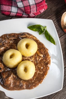 Domuz eti soslu köfte. Seçici odak.