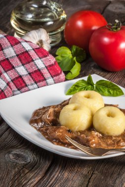 Domuz eti soslu köfte. Seçici odak.